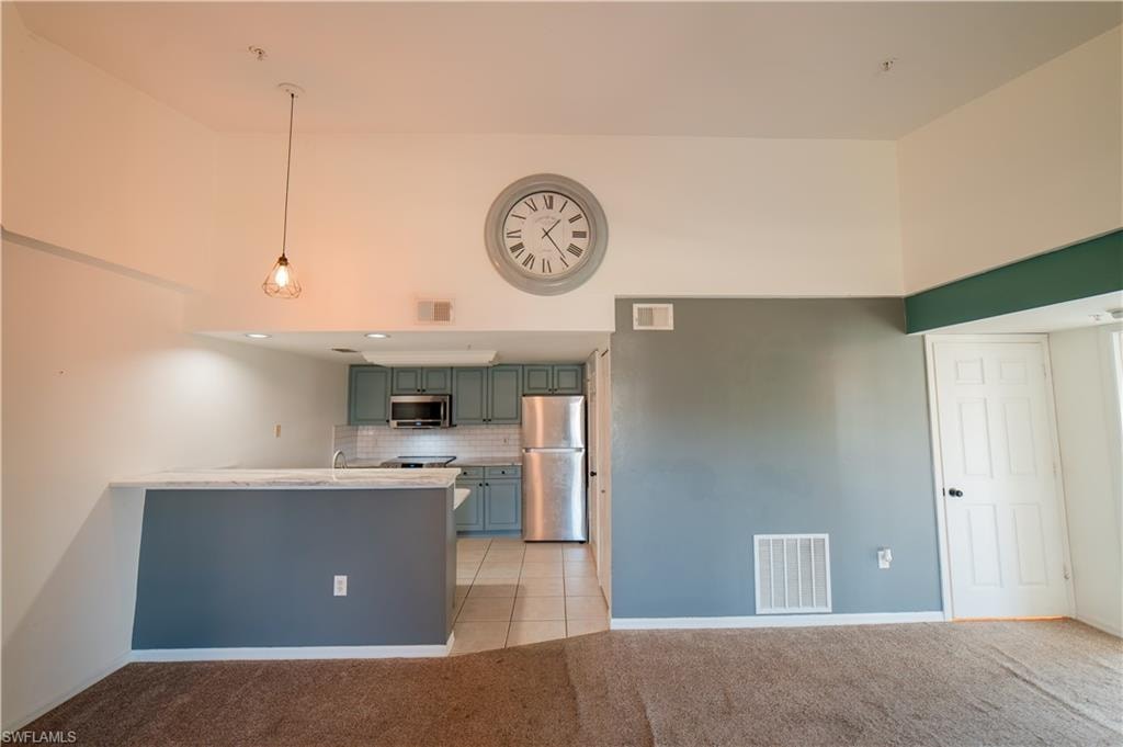 Kitchen with breakfast bar