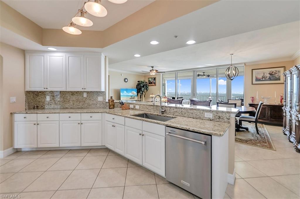 Open_kitchen_wwhite_cabinets