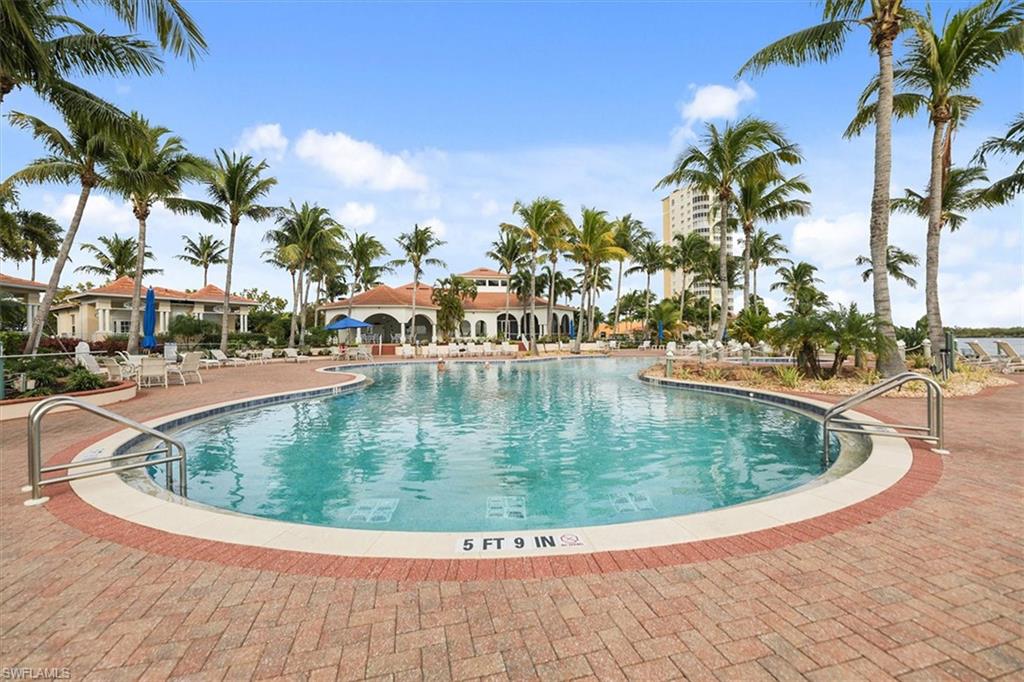Saltwater_pool_deep_end