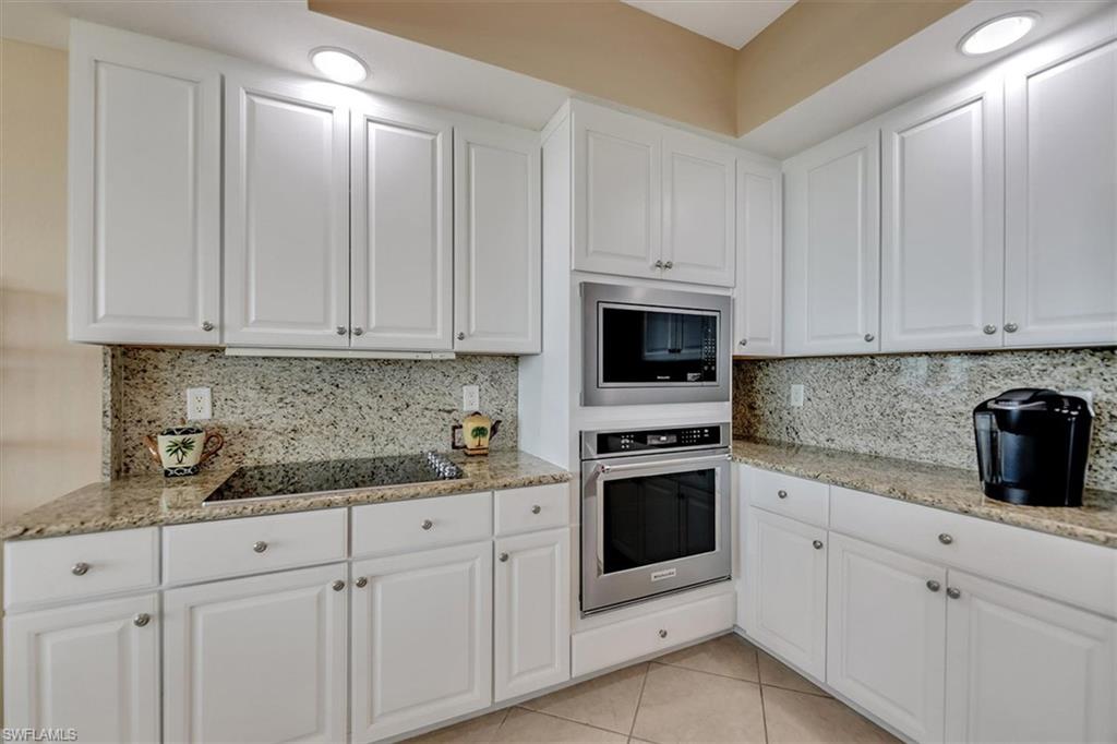 Granite_counters__backsplash