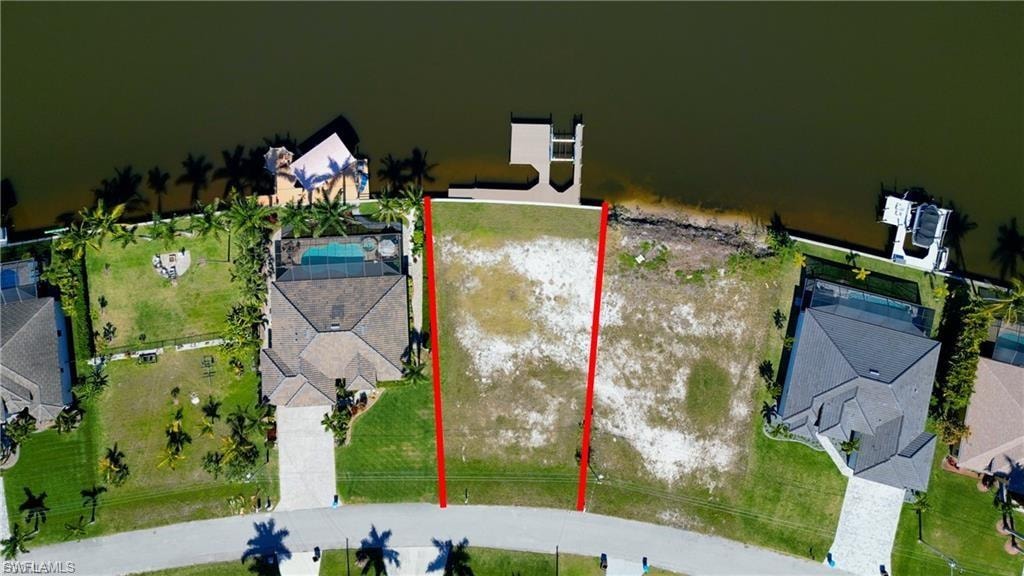 Oversized lot on intersecting 250 ft canal!
