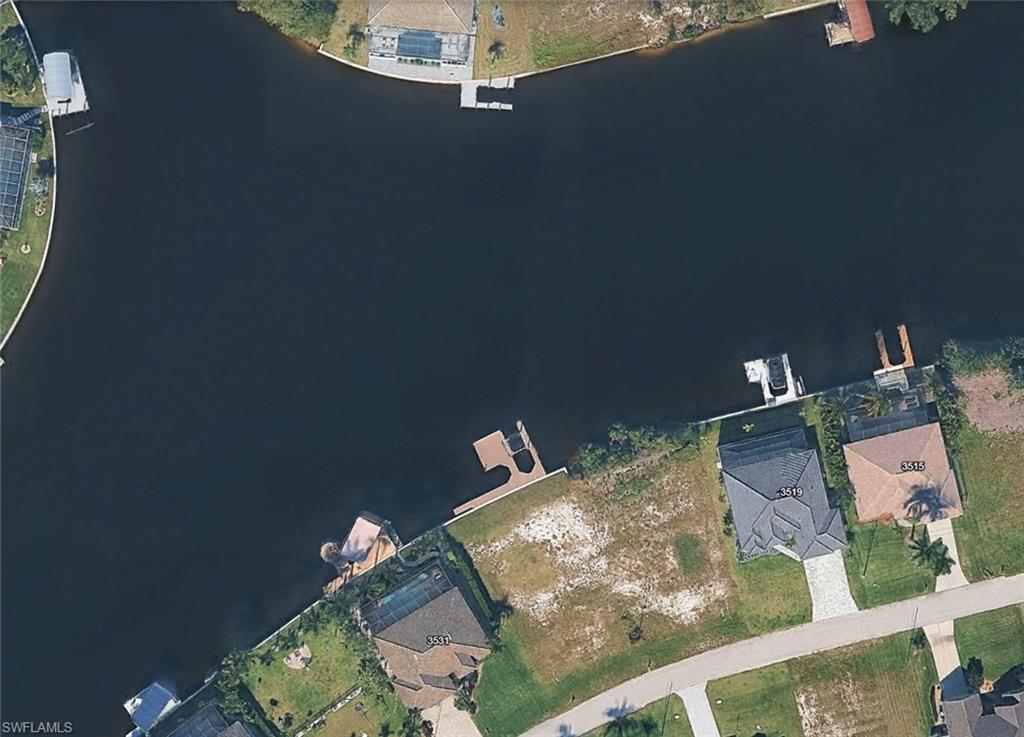 Wide intersecting canal views!