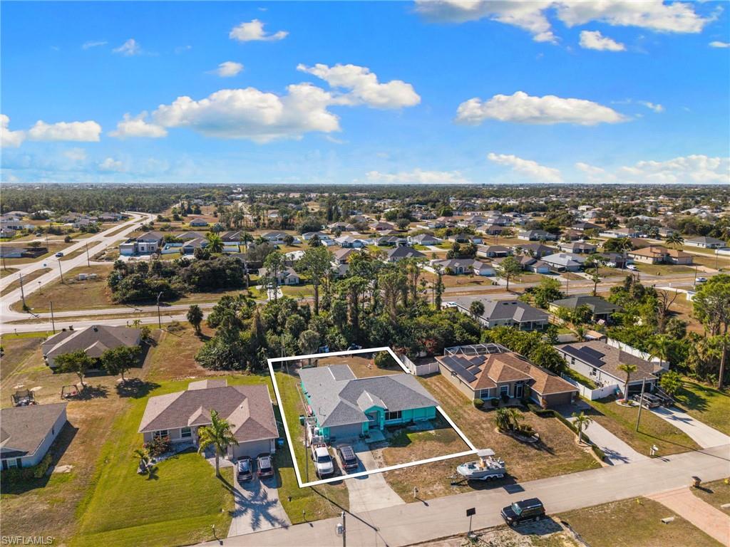 Aerial view of residential area featuring property parcel outlined