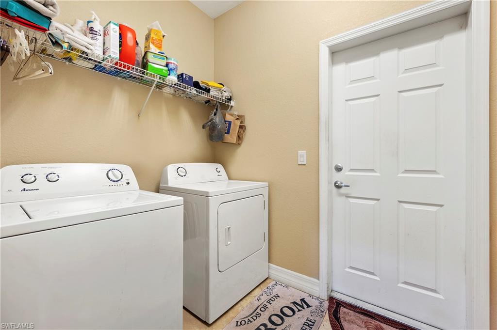 Laundry area featuring baseboards and independent washer and dryer