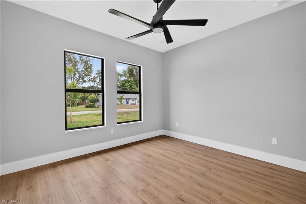 Unfurnished room featuring light wood-style flooring and ceiling fan