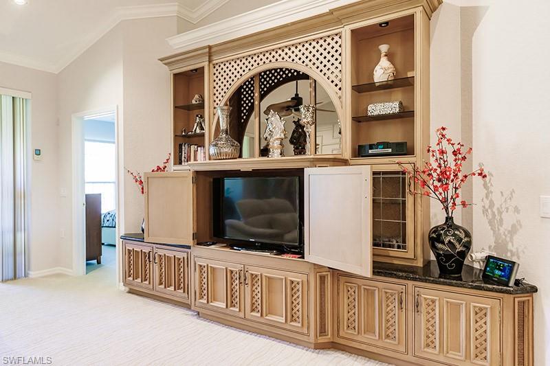 Details with built in features, carpet flooring, and ornamental molding