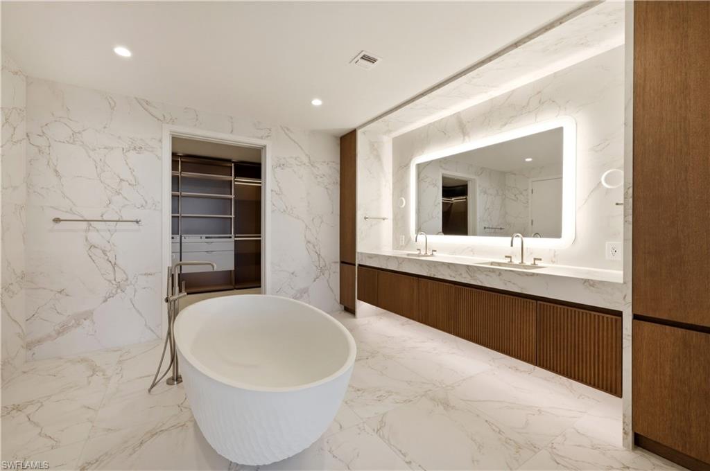 Dual sinks & automatic under cabinet lighting