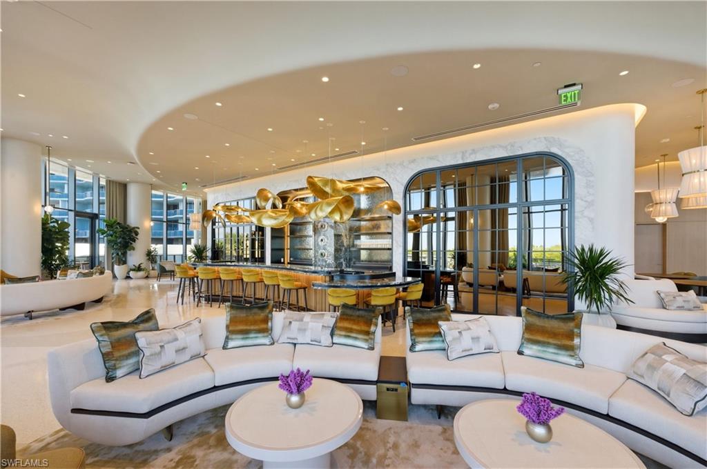 Poolside bar & lounge