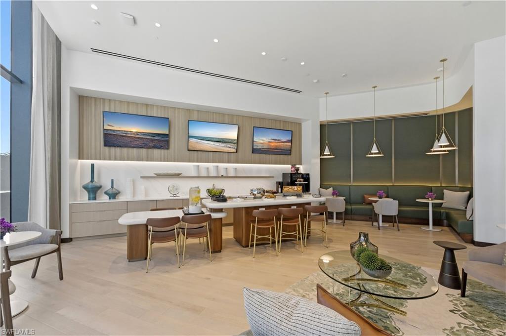 Complimentary coffee & breakfast bar to start your day.