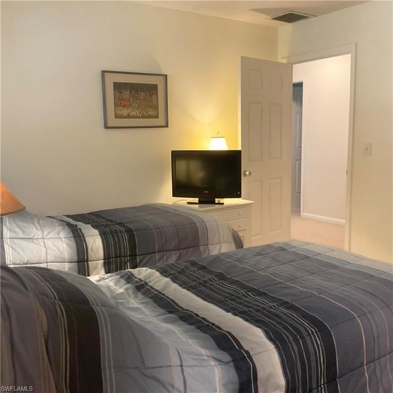 Guest bedroom with twin beds