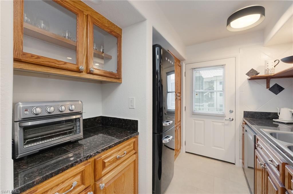 Kitchen w/Rear Entry