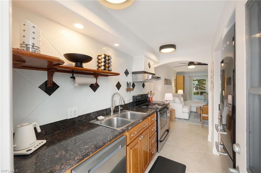 Kitchen w/Rear Entry