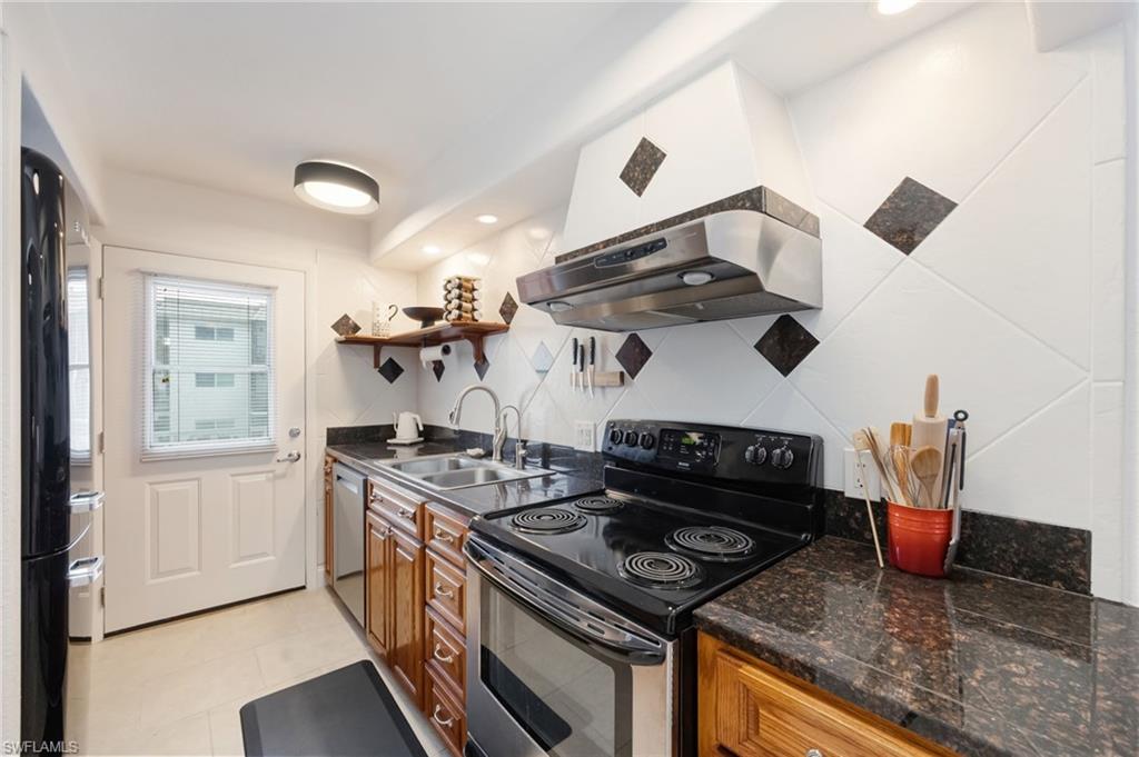 Kitchen w/Rear Entry