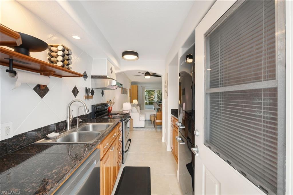 Kitchen w/Rear Entry