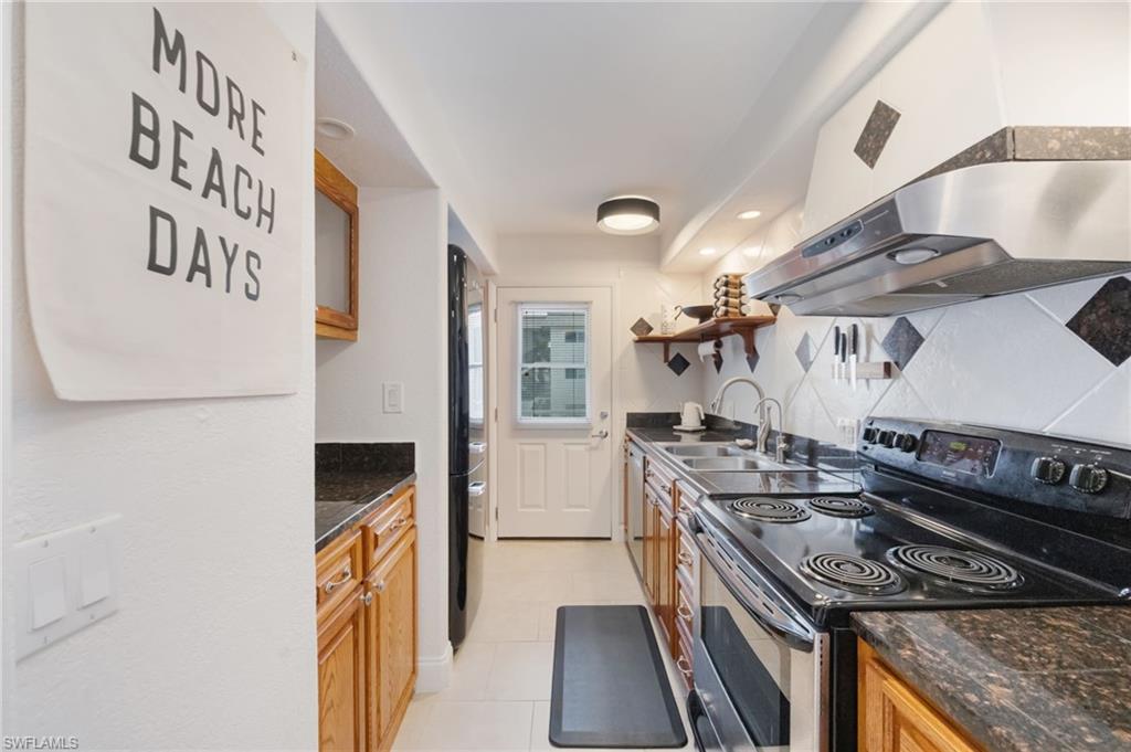 Kitchen w/Rear Entry