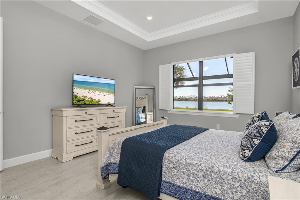 Wake up to fabulous lake views!