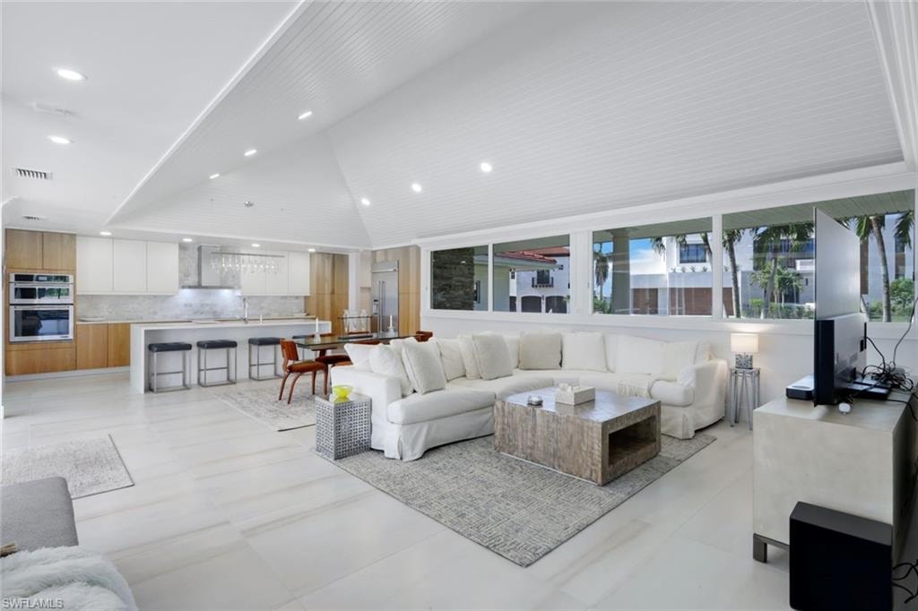 Flooded with natural light, Open, airy atmosphere
