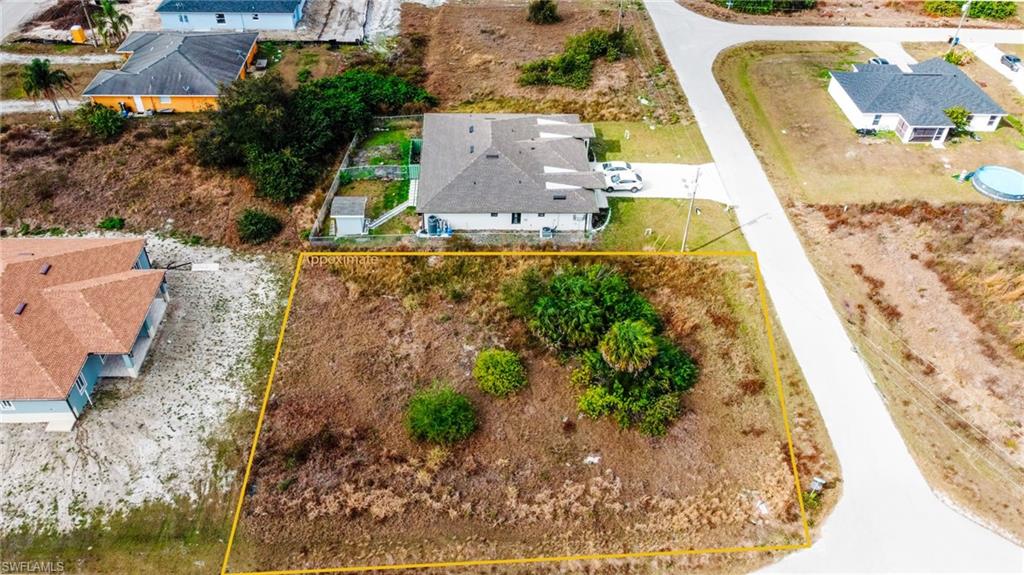 Aerial view of residential area featuring property parcel outlined