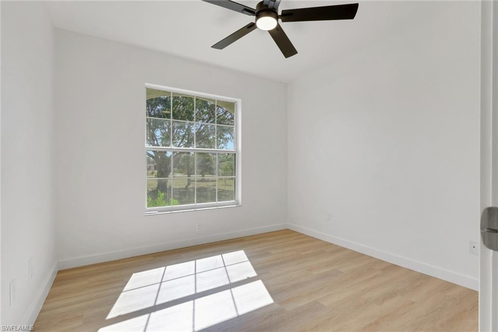 Unfurnished room featuring light wood-type flooring and a ceiling fan