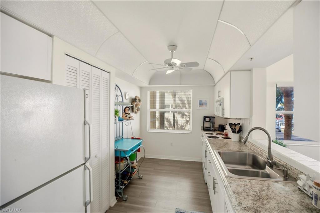 4421 Bay Beach LN 611 photo 9