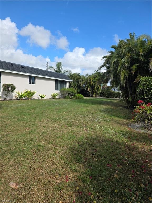 View of grassy yard