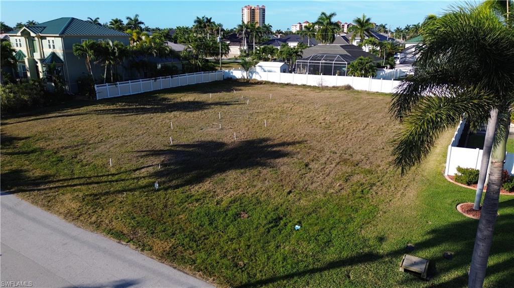 View of yard with a residential view