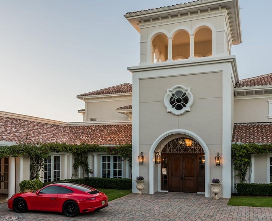 Doorway to property featuring stucco siding and a tile roof