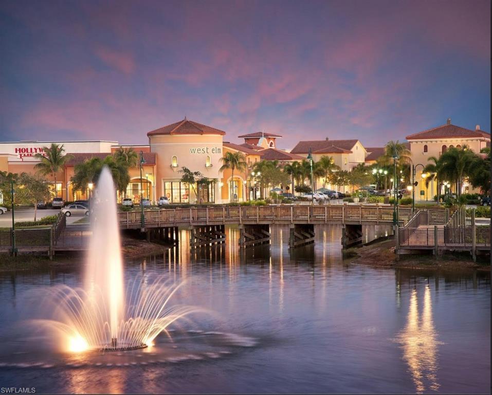 A short drive to the north to Coconut Mall for shopping, dining, and farmers markets!