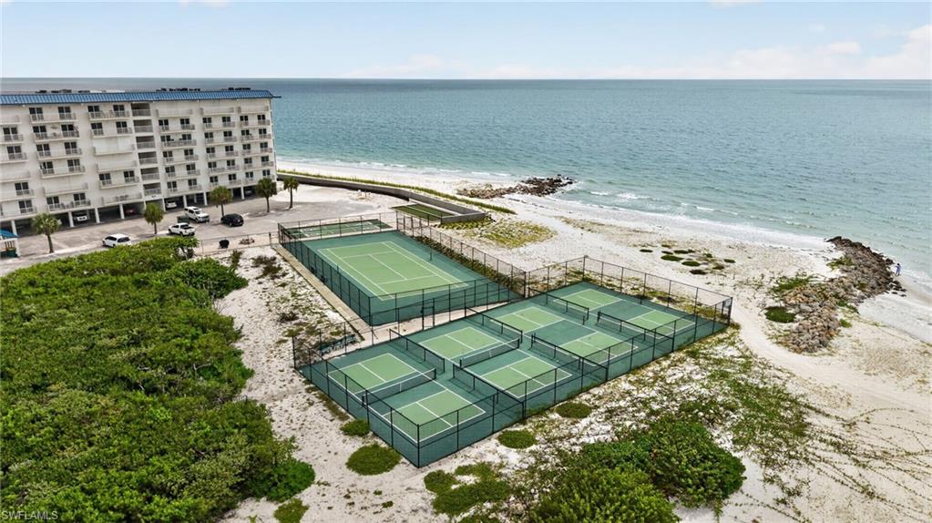Brand new tennis and pickle ball courts-beachside!