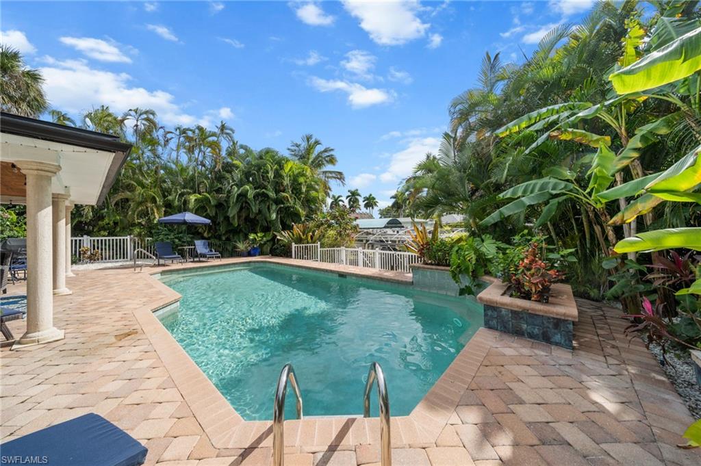 1030 Aqua LN