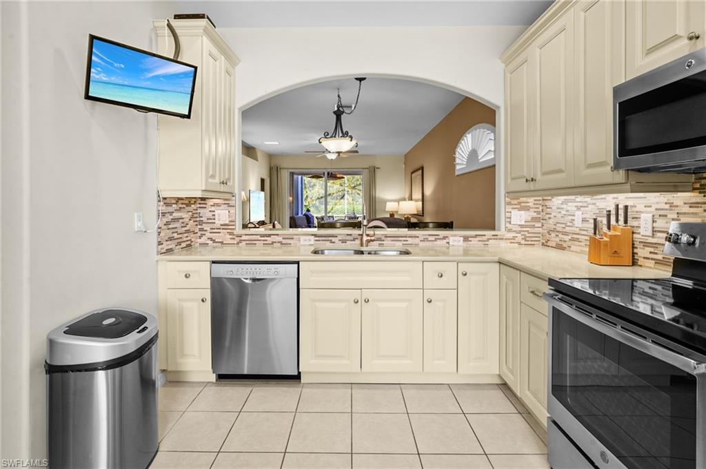 8103 Woodridge Pointe DR photo 6
