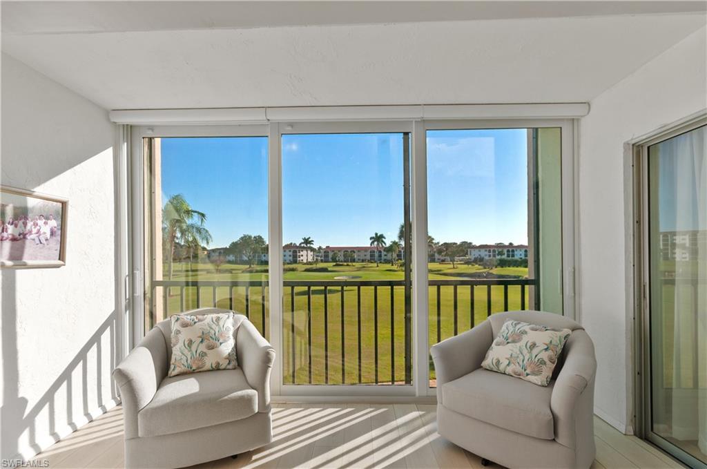 Living Room extends to the glass/screen lanai