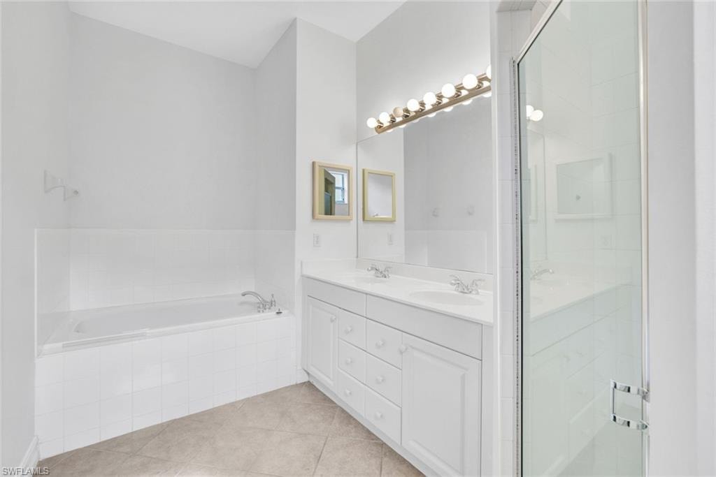 Master with separate bath tub