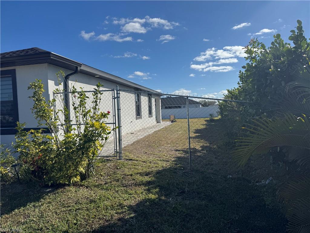 Fenced side yard