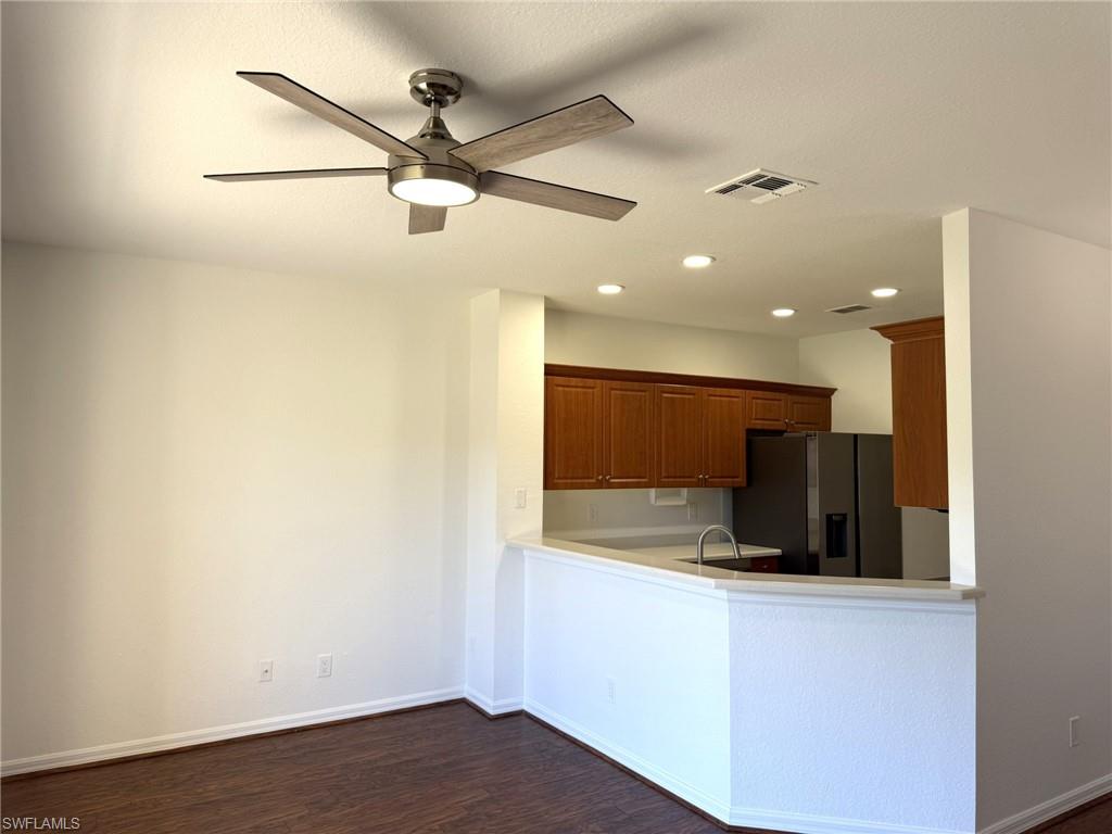 Breakfast Bar and Kitchen