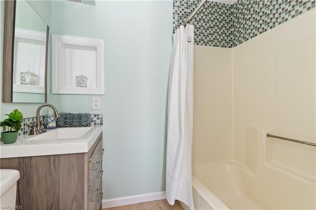 Full bath with vanity and shower / bath combo with shower curtain