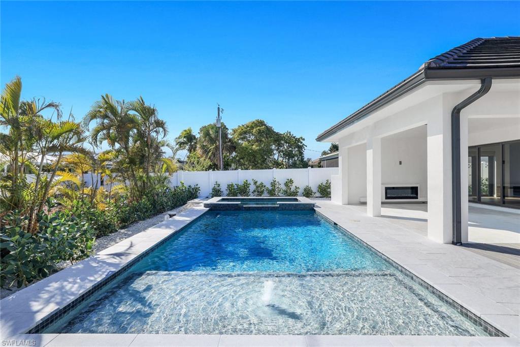 Sparkling pool with sun shelf! Rendering