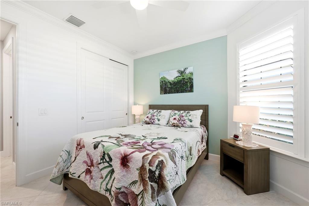 Bedroom featuring crown molding, a closet, and a ceiling fan