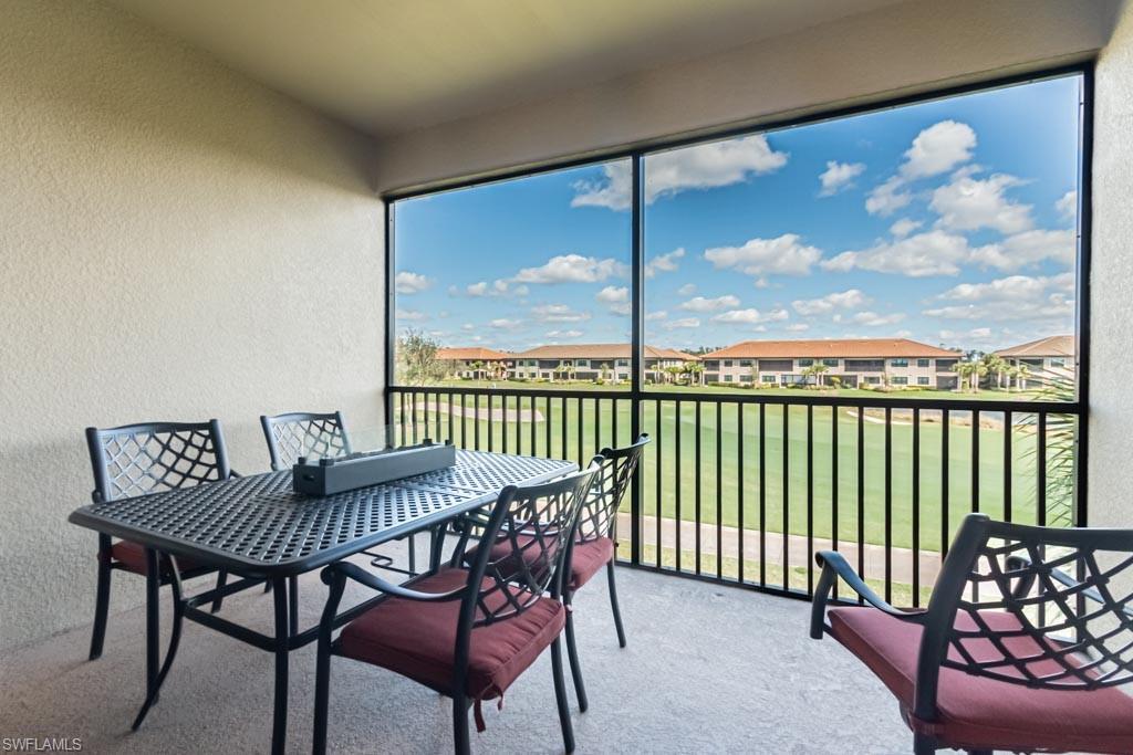 pcious lanai to enjoy the golf view with morning coffee or afternoon cocktails