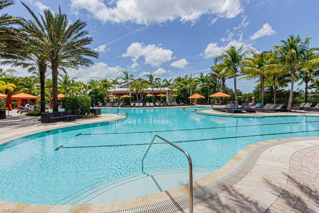 Community pool with cabanas & hot tub