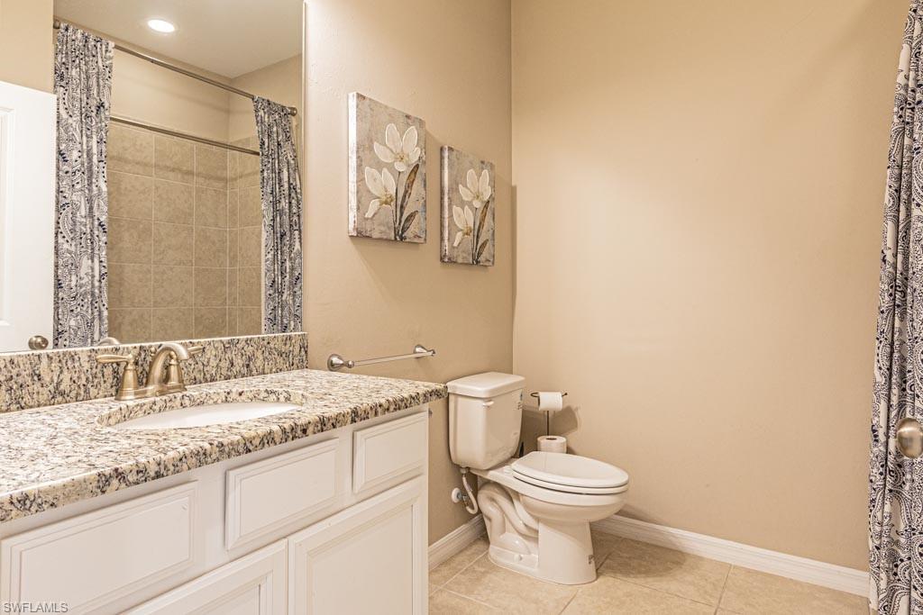 Guest bath with tub/shower, neutral decor