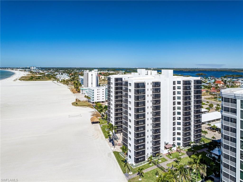 Bird's eye view of the wide beach in front of Island Winds