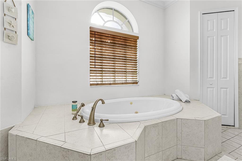 Soaking tub