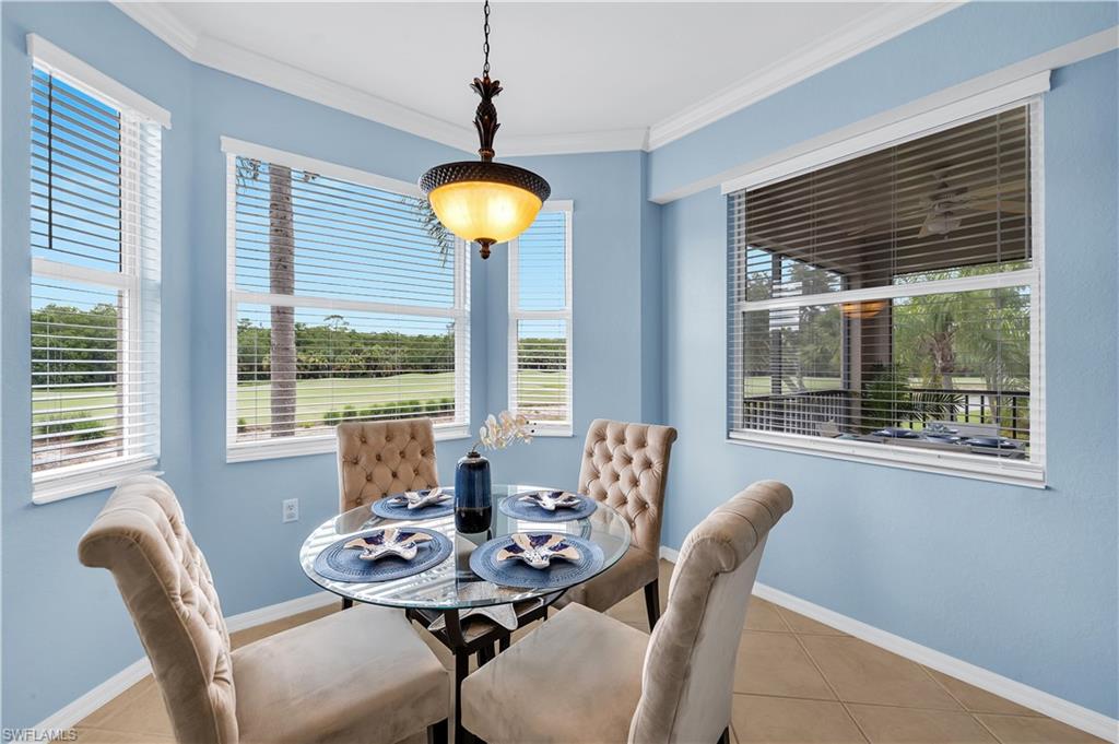 Views for days in the cheery breakfast room!
