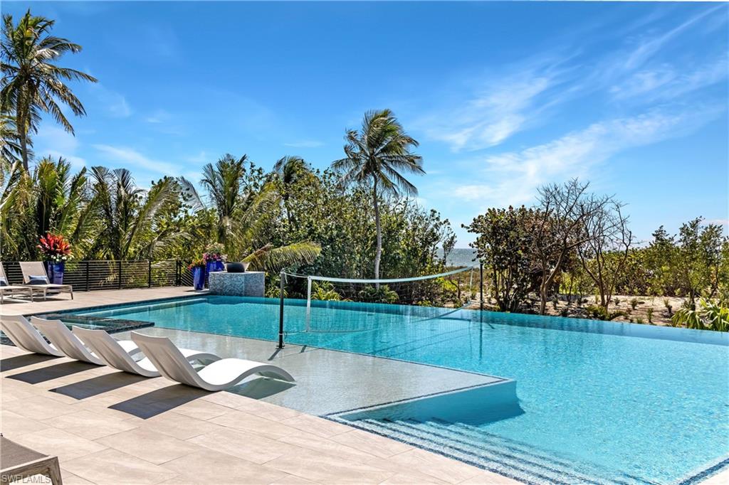Infinity edge pool and spa