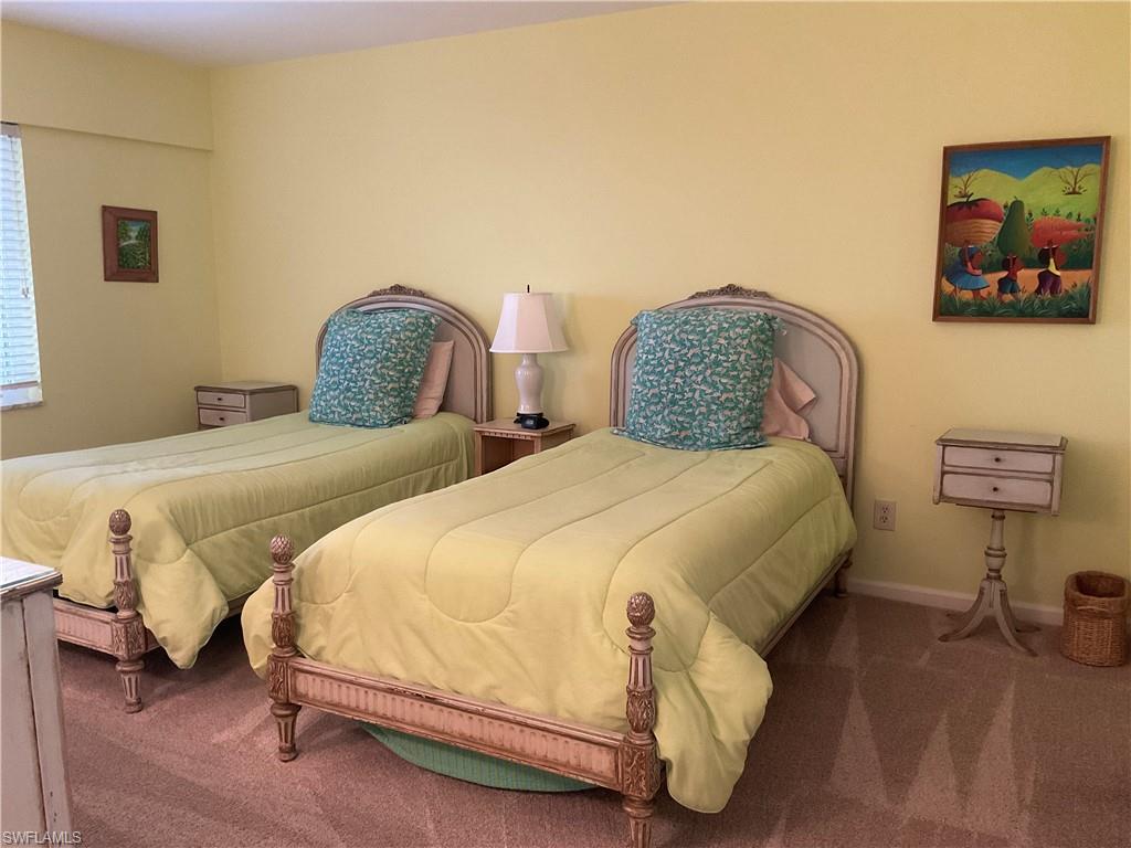 Guest bedroom with twin beds