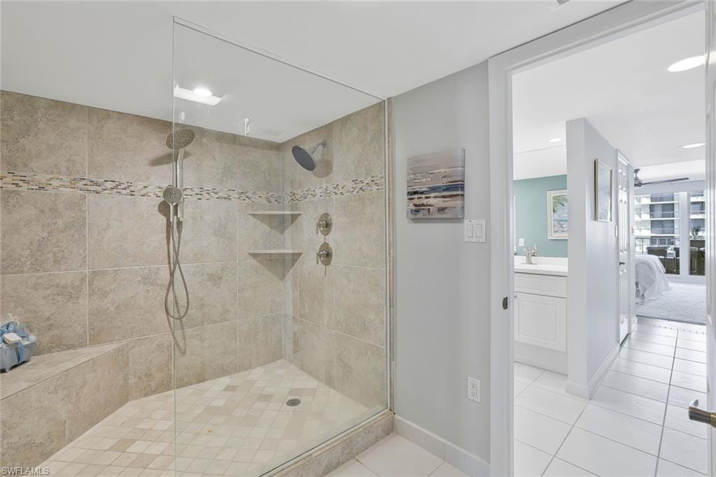 Large bathrooom in primary suite