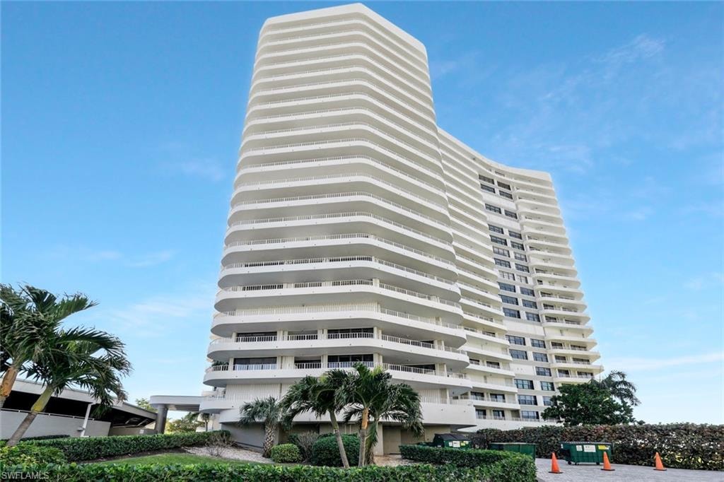 Summit House beachfront living