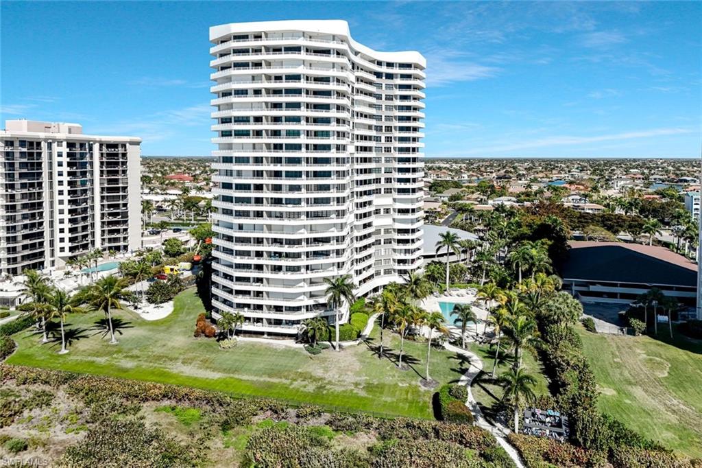 Summit House beachfront living
