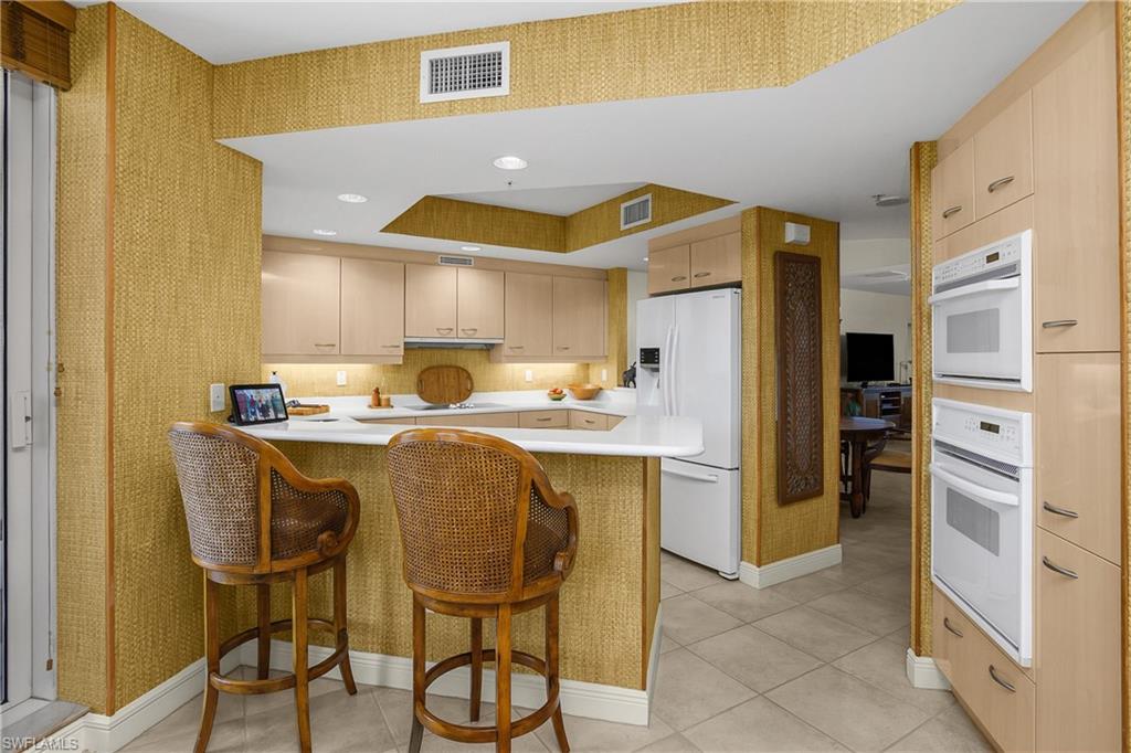 Kitchen breakfast bar